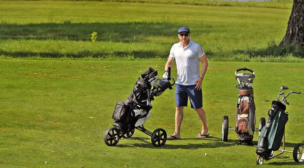 Hossa si na golfe po návale práce s rozlúčkou oddýchol.