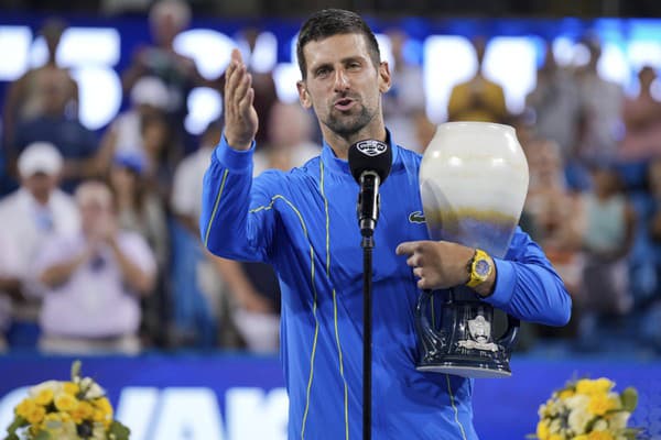 Srbský tenista Novak Djokovič oslavuje po triumfe v Cincinnati.