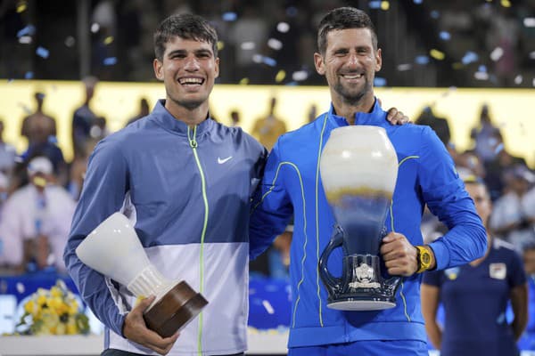 Srbský tenista Novak Djokovič oslavuje po triumfe v Cincinnati.