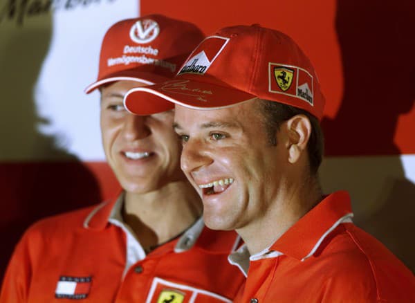 Na archívnej snímke z roku 2001 Rubens Barrichello a Michael Schumacher. 