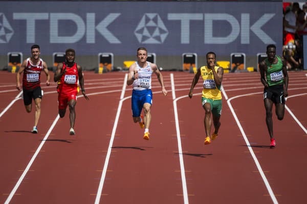 Ján Volko počas rozbehu na 200 m na majstrovstvách sveta v atletike v Budapešti