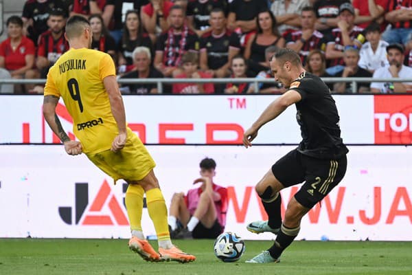 Na snímke vpravo obranca Spartaka Lukáš Štetina a útočník Dnipra Oleksii Huculiak v prvom zápase play off Európskej konferenčnej ligy (EKL) vo futbale FC Spartak Trnava - SC Dnipro-1 v Trnave v stredu 23. augusta 2023.