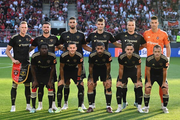 Na snímke hráči Trnavy pózujú pre skupinovú fotografiu pred prvým zápasom play off Európskej konferenčnej ligy (EKL) vo futbale FC Spartak Trnava - SC Dnipro-1 v Trnave v stredu 23. augusta 2023.