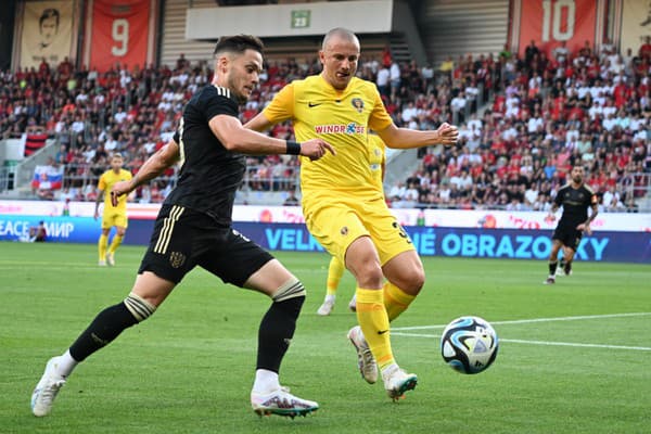 Na snímke zľava stredopoliar Spartaka Martin Bukata a stredopoliar Dnipra Vasyl Kravec v prvom zápase play off Európskej konferenčnej ligy (EKL) vo futbale FC Spartak Trnava - SC Dnipro-1 v Trnave v stredu 23. augusta 2023.