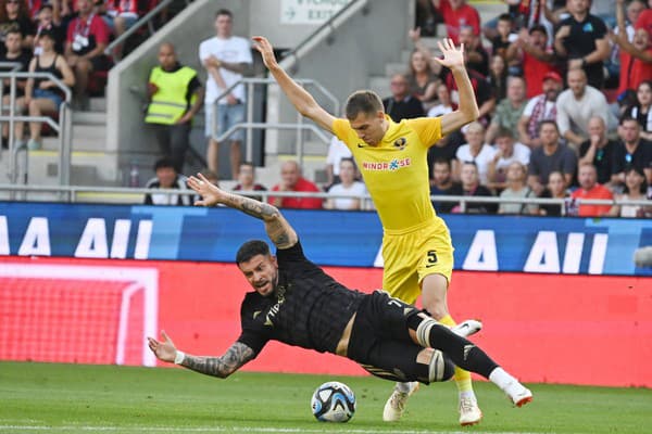 Na snímke dole hráč Spartaka Marco Djuričin a hráč Dnipra Eduard Sarapij v prvom zápase play off Európskej konferenčnej ligy (EKL) vo futbale FC Spartak Trnava - SC Dnipro-1 v Trnave v stredu 23. augusta 2023.