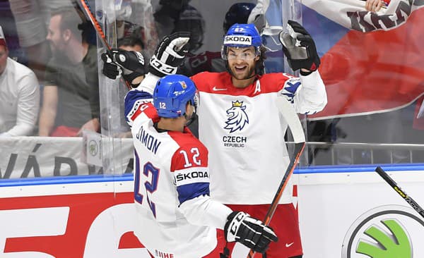 Na snímke Dominik Simon a Michael Frolík (Česko) sa tešia po strelení gólu v zápase základnej B-skupiny medzi Nórskom a Českom na 83. majstrovstvách sveta v ľadovom hokeji v Bratislave, 11. mája 2019.