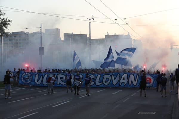 Fanúšikovia Slovana pochodovali ulicami Bratislavy. 