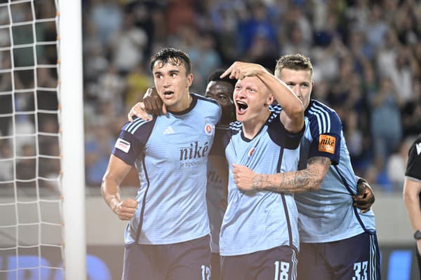 Na snímke zľava Dávid Strelec, Nino Marcelli a Juraj Kucka (všetci Slovan) oslavujú druhý gól.