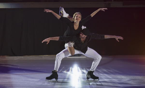 Na snímke bývalý ruský tanečný pár Oksana Domninová a Roman Kostomarov. Spolu tvoria aj pár a majú tri deti. 