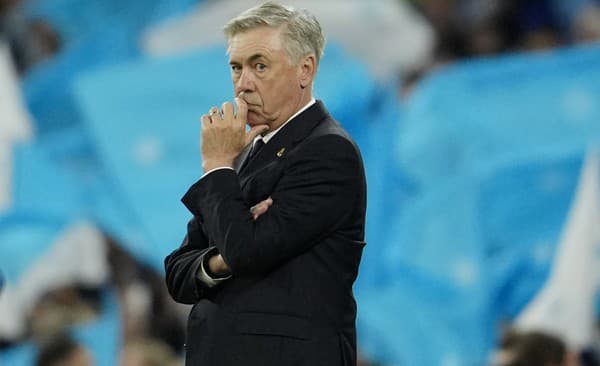 Tréner Realu Madrid Carlo Ancelotti reaguje počas záverečných minút v odvete semifinále Ligy majstrov vo futbale Manchester City - Real Madrid.