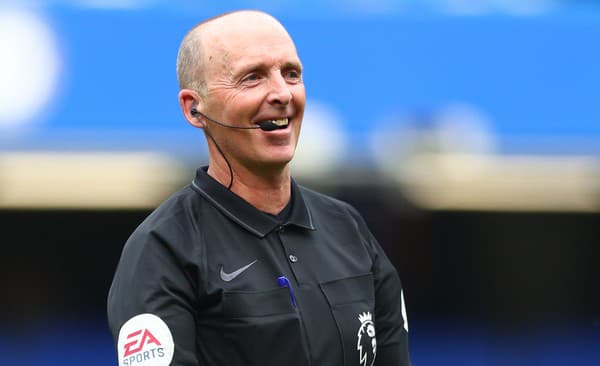 Mike Dean neupozornil hlavného arbitra Anthonyho Taylora na nedovolený zákrok obrancu.