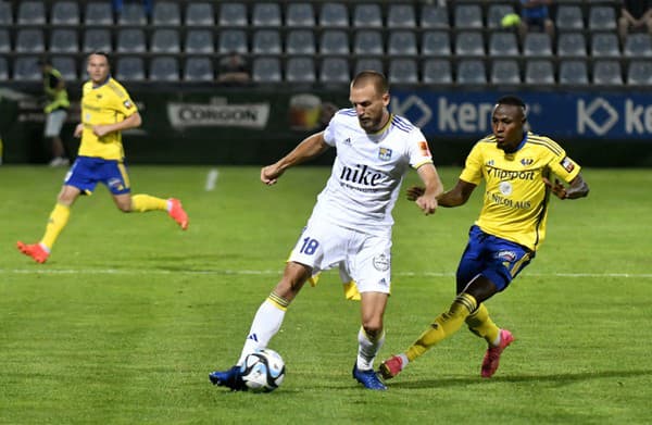 Na snímke zľava Martin Šindelář (Košice) a Usman Adenkunle Issa (Michalovce).