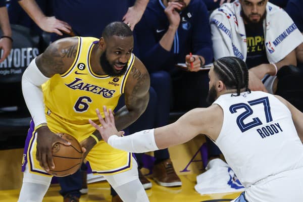 LeBron James pôsobí v zámorskej NBA v tíme Los Angeles Lakers a je držiteľom rekordu v počte bodov v profilige.