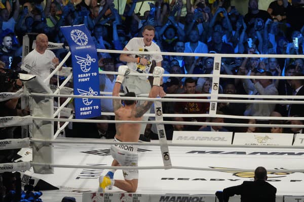 Usyk zdolal Duboisa a obhájil tituly v ťažkej váhe.