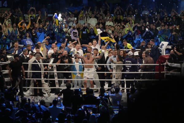 Usyk zdolal Duboisa a obhájil tituly v ťažkej váhe.