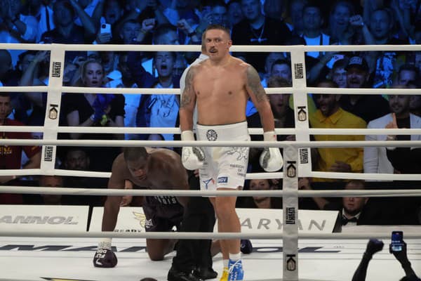 Usyk zdolal Duboisa a obhájil tituly v ťažkej váhe.