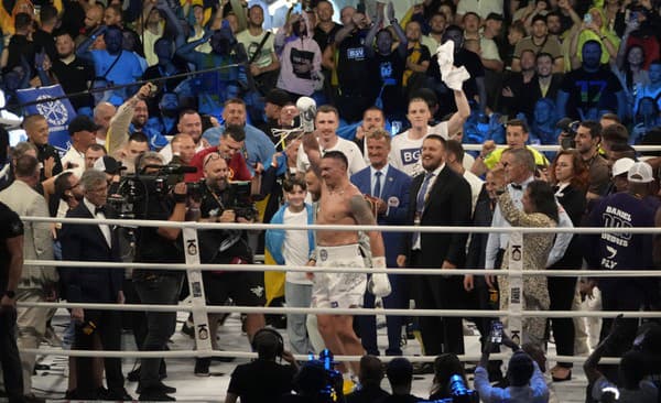 Usyk zdolal Duboisa a obhájil tituly v ťažkej váhe.