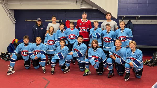 Slafkovský bol potešiť deti v juniorskom kempe Canadiens.