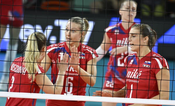 slovenské volejbalové reprezentanky zľava Barbora Koseková, Karin Palgutová a Michaela Abrhámová.