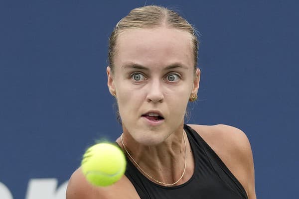 Slovenská tenistka Anna Karolína Schmiedlová odvracia úder Ukrajinke Kateryne Baindlovej v 1.kole grandslamového tenisového turnaja US Open.