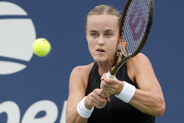 Slovenská tenistka Anna Karolína Schmiedlová odvracia úder Ukrajinke Kateryne Baindlovej v 1.kole grandslamového tenisového turnaja US Open.