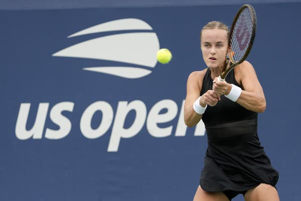 Slovenská tenistka Anna Karolína Schmiedlová odvracia úder Ukrajinke Kateryne Baindlovej v 1.kole grandslamového tenisového turnaja US Open.