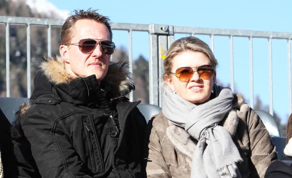 Na archívnej snímke Michael Schumacher s manželkou Corinnou. 