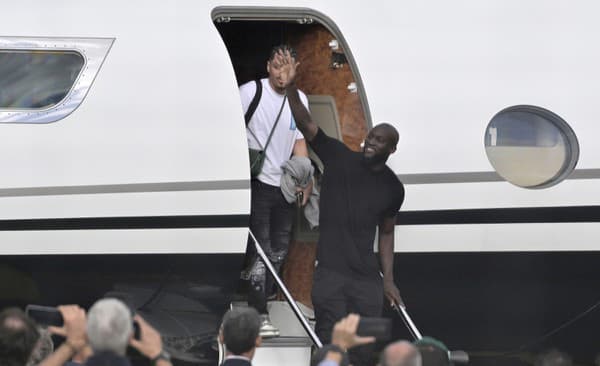 Belgický futbalista Romelu Lukaku (druhý zľava) vystupuje z lietadla v Ríme.