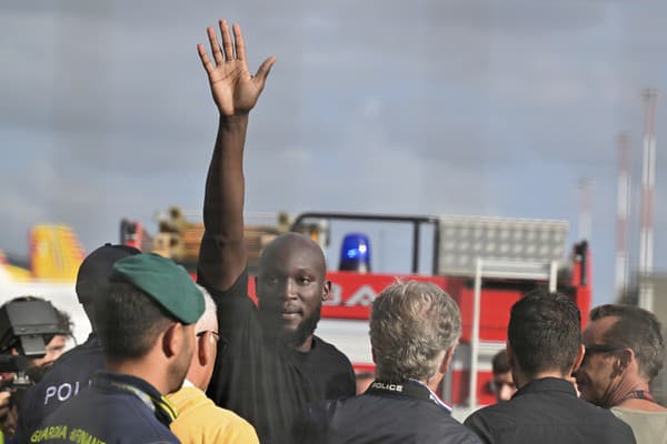 Romelu Lukaku zdraví fanúšikov po prílete do Ríma.