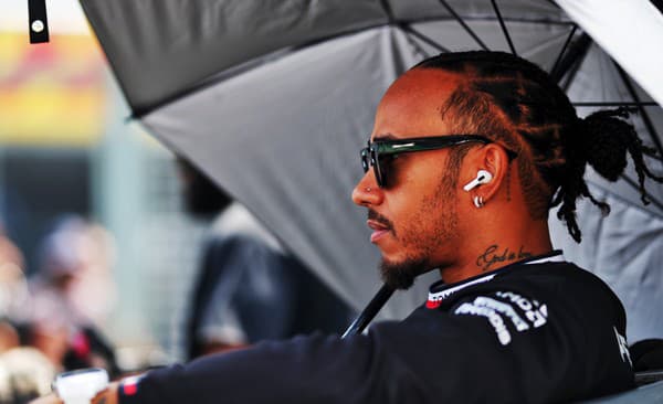 Hviezdny jazdec F1 Lewis Hamilton.