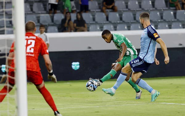 Brankár Slovana Milan Borjan inkasuje gól, vpravo bráni Kevin Wimmer (Slovan) v odvetnom zápase play off Európskej ligy Aris Limassol - ŠK Slovan Bratislava