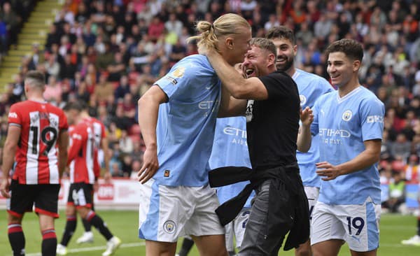 Erling Haaland v drese Manchester City.