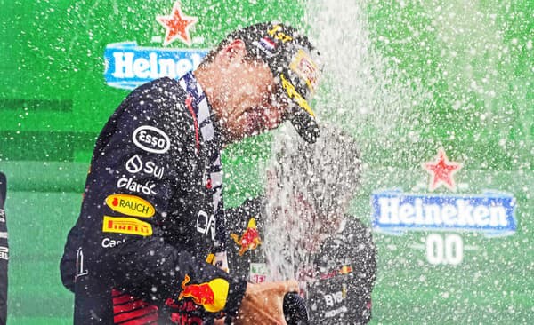 Holanďan Verstappen urobí všetko preto, aby si aj v Monze vychutnal takúto sprchu perlivým mokom.