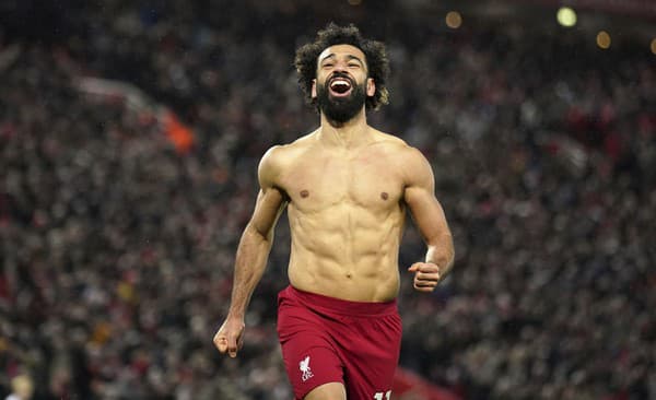 Na snímke hráč Liverpoolu Mohamed Salah  oslavuje šiesty gól.