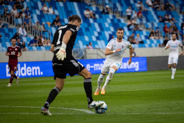 Aleksandar Čavrič z ŠK Slovan Bratislava (uprostred vpravo) počas futbalového zápasu.