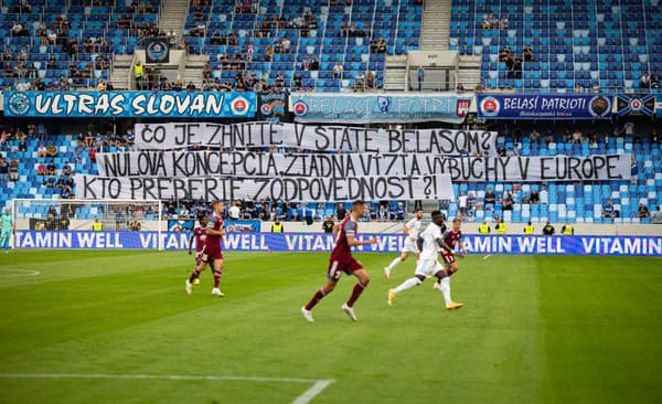 Fanúšikovia ŠK Slovan Bratislava adresovali vedeniu a i hráčom rázny odkaz. 