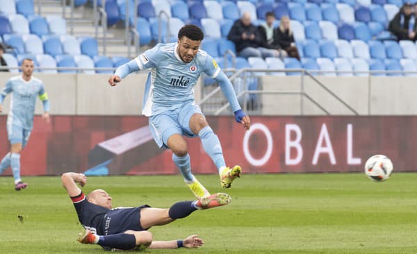 Na snímke vľavo Jozef Menich (ViOn) a vpravo Adler Da Silva (Slovan).