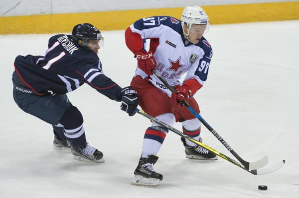 Zach Boychuk (vľavo) počas pôsobenia v tíme Slovana Bratislava.