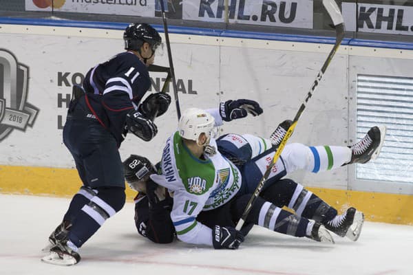 Zach Boychuk (vľavo) počas pôsobenia v tíme Slovana Bratislava.