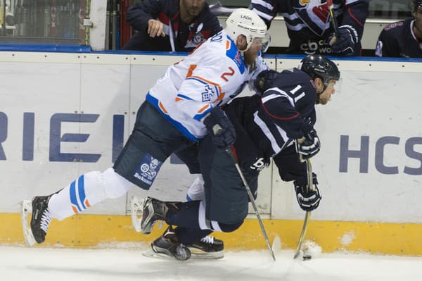 Zach Boychuk (vpravo) počas pôsobenia v tíme Slovana Bratislava.