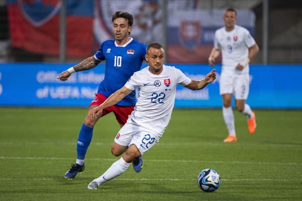 Zľava Dennis Salanovič (Lichtenštajnsko) a Stanislav Lobotka (Slovensko) bojujú o loptu.