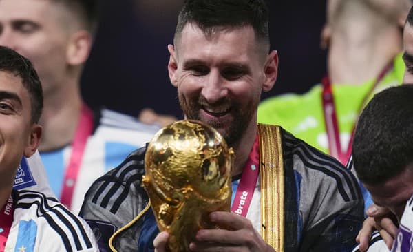 Argentínčan Lionel Messi oslavuje zisk trofeje na MS v Katare.