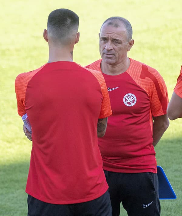 Slovenskí futbaloví reprezentanti zľava Róbert Boženík, Lukáš Haraslín, Ondrej Duda, brankár Martin Dúbravka, Patrik Hrošovský a Róbert Mak  počas tréningu.