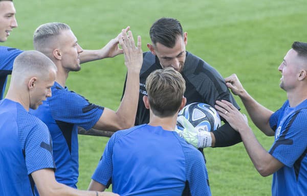 Slovenskí futbaloví reprezentanti zľava Róbert Boženík, Lukáš Haraslín, Ondrej Duda, brankár Martin Dúbravka, Patrik Hrošovský a Róbert Mak  počas tréningu.