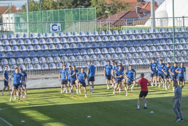 Slovenskí futbaloví reprezentanti zľava Róbert Boženík, Lukáš Haraslín, Ondrej Duda, brankár Martin Dúbravka, Patrik Hrošovský a Róbert Mak  počas tréningu.