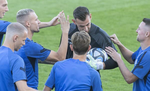 Slovenskí futbaloví reprezentanti zľava Róbert Boženík, Lukáš Haraslín, Ondrej Duda, brankár Martin Dúbravka, Patrik Hrošovský a Róbert Mak  počas tréningu.