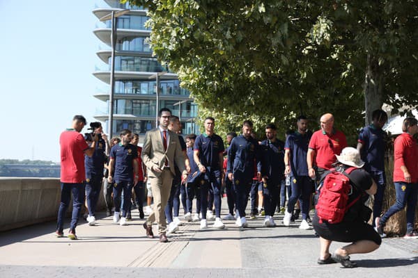 Cristiano Ronaldo na prechádzke po nábreží. 