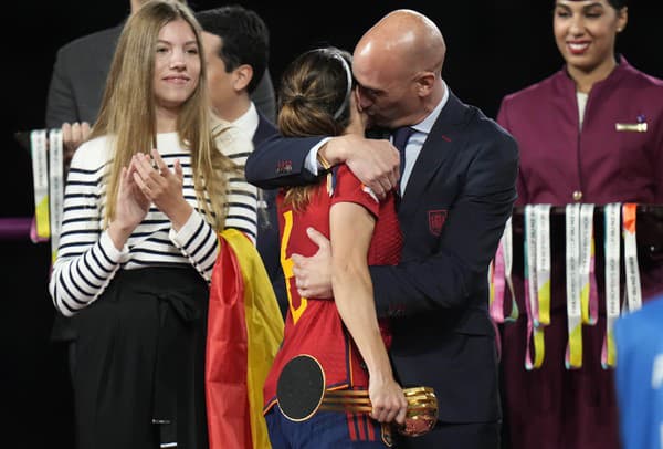 Predseda španielskeho futbalového zväzu Luis Rubiales bozká po triumfe španielskych futbalistiek pri ceremoniáli záložníčku Jenni Hermosovú.