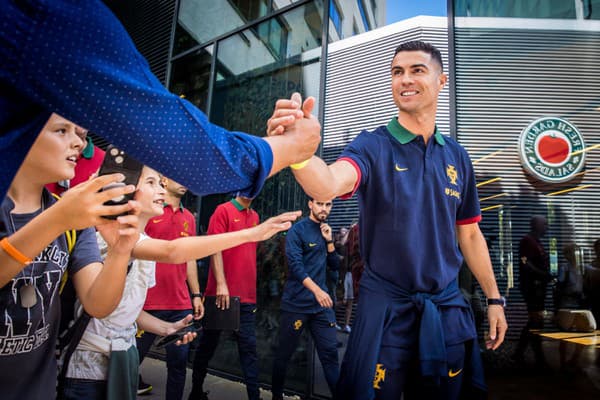 Cristiano Ronaldo na prechádzke po nábreží. 