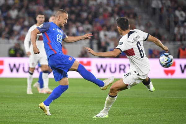 Vľavo Stanislav Lobotka (Slovensko) a portugalský stredopoliar Joao Palhinha v boji o loptu.